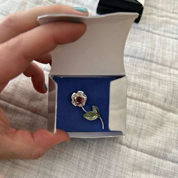 Avon Birthstone Rose Pin February Amethyst NEW In Box Vintage 2004 Retired - Picture 4 of 6